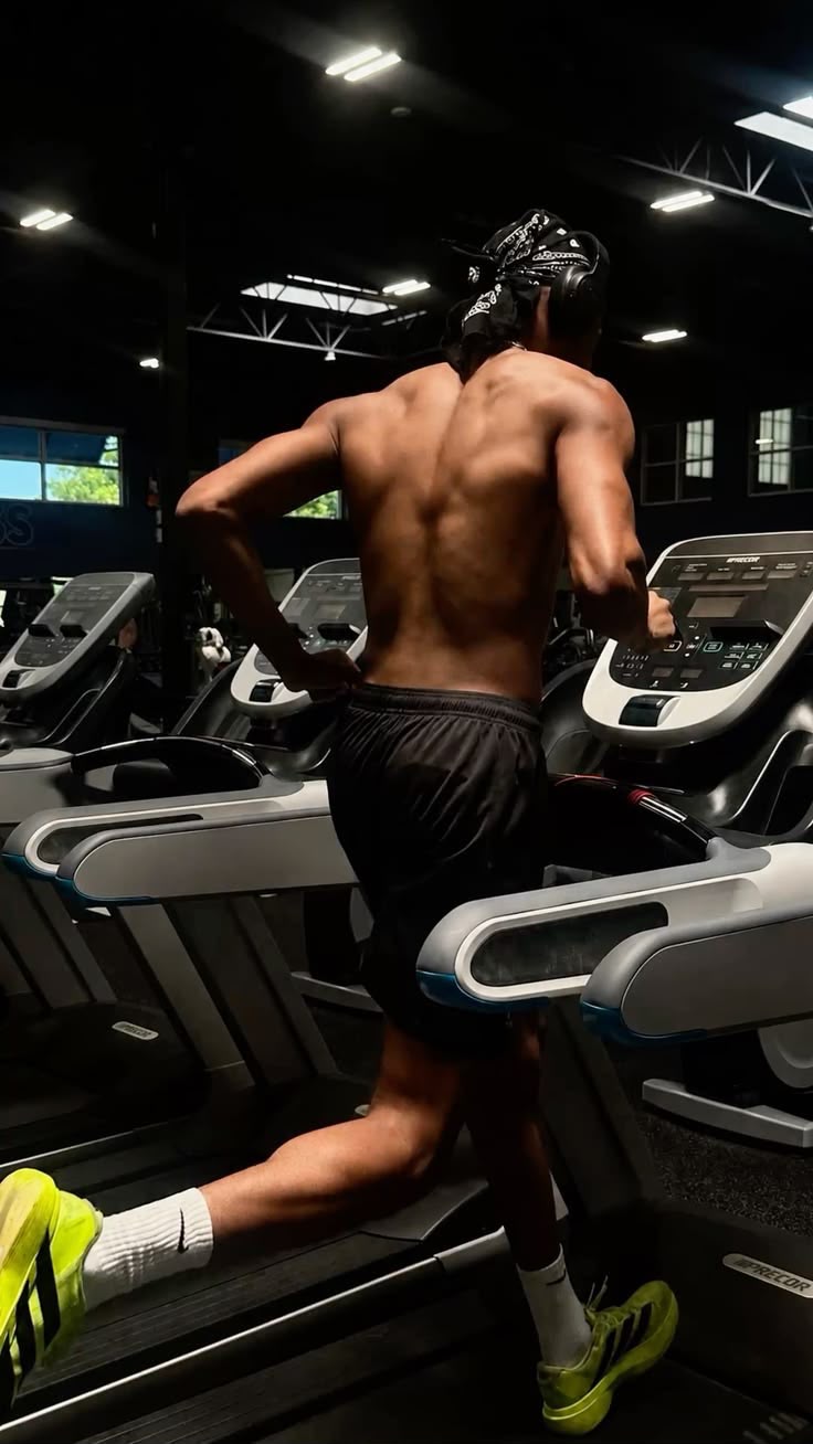 Atleta em corrida intensa na esteira, em ambiente escuro e cinematográfico